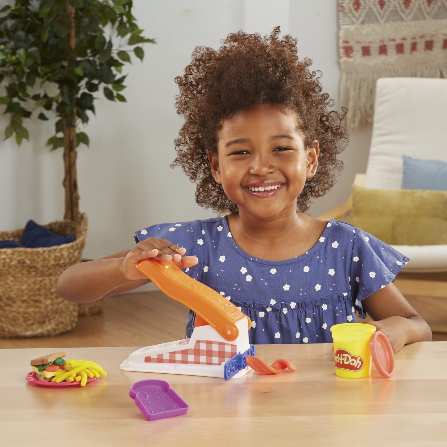 Play-Doh Kitchen Creations Fun Factory Playset, Arts and Crafts Toy for Kids 3 Years and Up with 12 Cans and 42 Tools (Amazon Exclusive)