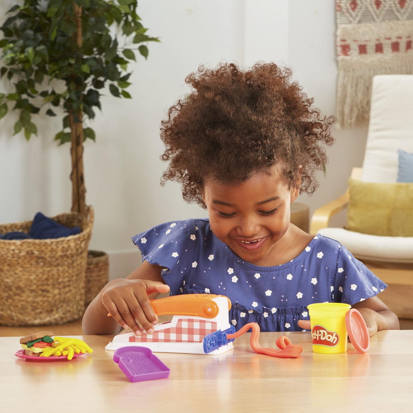 Play-Doh Kitchen Creations Fun Factory Playset, Arts and Crafts Toy for Kids 3 Years and Up with 12 Cans and 42 Tools (Amazon Exclusive)