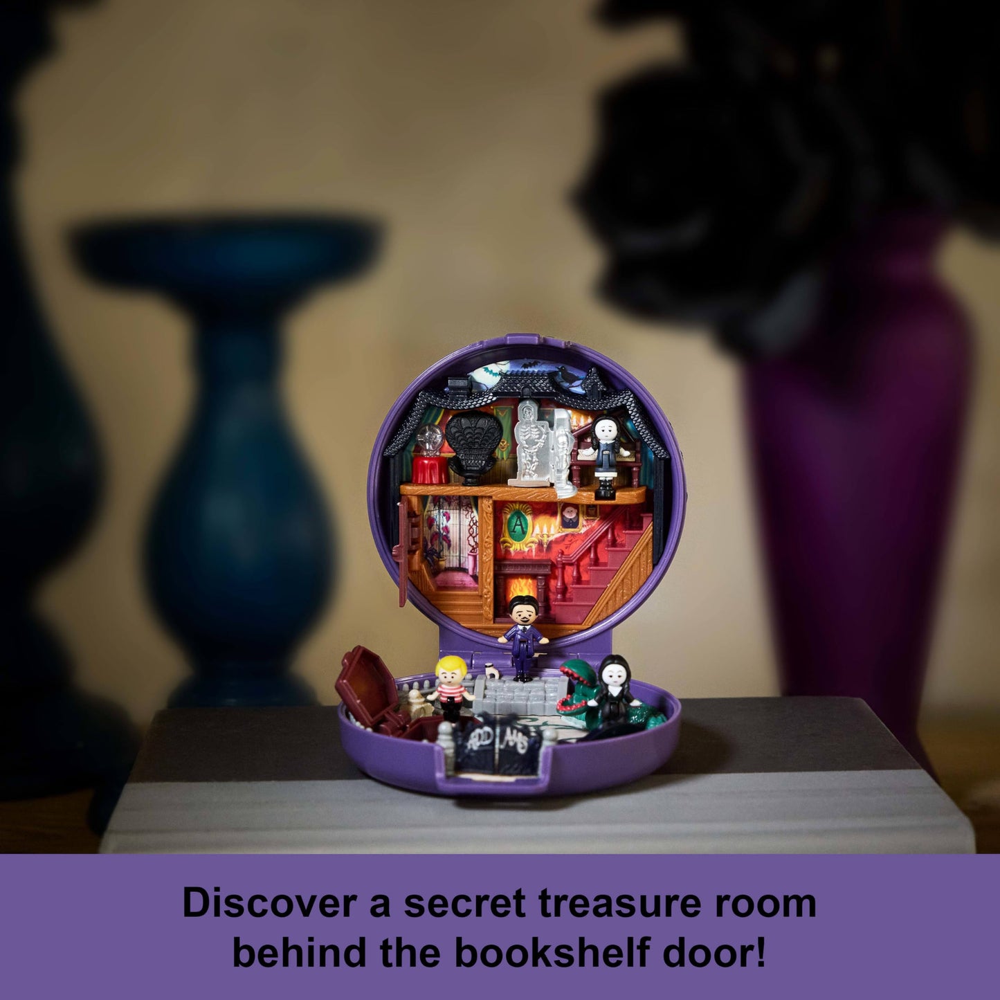 Polly Pocket Collector Playset, The Addams Family Compact with 4 Special Edition Character Dolls and 1 Accessory